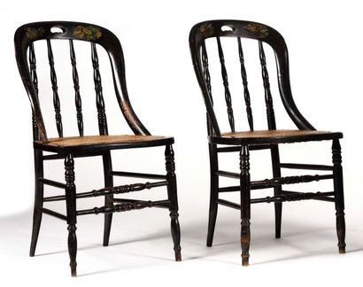 null Paire de chaises en bois laqué noir à dossier ajouré de balustres à décors d'éléments...