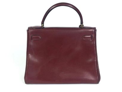 null HERMES PARIS Sac modèle Kelly en box bordeaux. Attaches et fermoir plaqué or,...