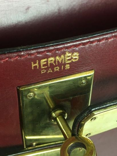  HERMES PARIS Sac modèle Kelly en box bordeaux. Attaches et fermoir plaqué or, poignée,...