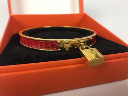 null HERMES Kelly bracelet in red lizard and golden metal. Box. Good condition. Size...