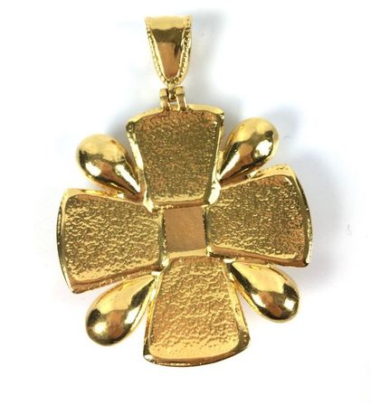null CHANEL (attribué à) Pendentif croix en métal doré orné en son centre du sigle...
