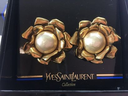 null YVES SAINT LAURENT Pair of ear clips in gold plated metal and fancy pearl decorated...