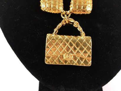 null CHANEL Gold-plated metal necklace made of links decorated with quilted pouches,...