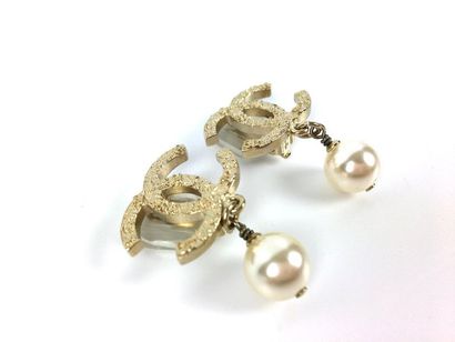 null CHANEL Pair of ear clips decorated with the logo holding a fancy pearl. Very...