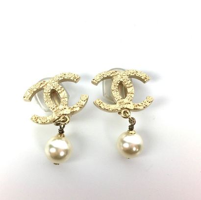 null CHANEL Pair of ear clips decorated with the logo holding a fancy pearl. Very...
