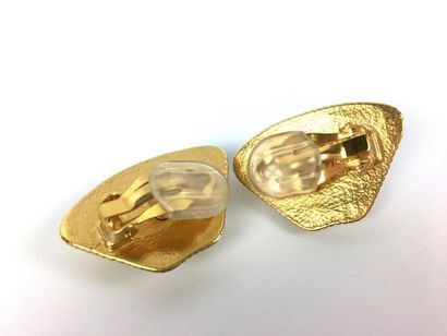 null CHANEL Paire de clips d'oreilles en métal doré avec logo appliqué ornés d'un...
