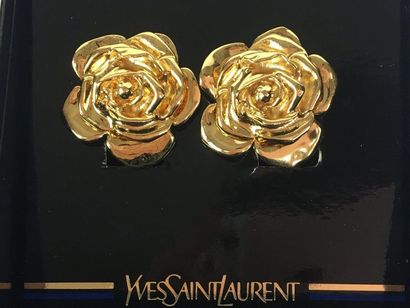 null YVES SAINT LAURENT Paire de clips d'oreilles en métal doré décor bouton de fleurs....