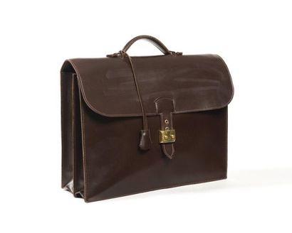 null HERMES PARIS Brown boxed dispatch bag with its keys. Circa 1960 Long: 38 cm...