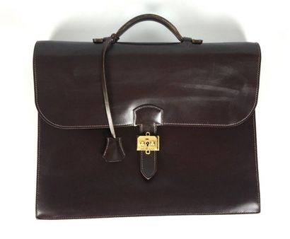 null HERMES PARIS Brown boxed dispatch bag with its keys. Circa 1960 Long: 38 cm...