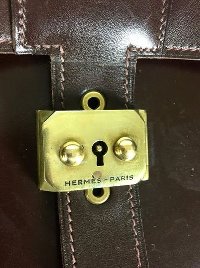 null HERMES PARIS Brown boxed dispatch bag with its keys. Circa 1960 Long: 38 cm...