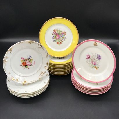 null Suite de 10 assiettes en porcelaine de Paris blanche et jaune à décor de fleurs....