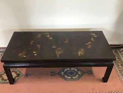 null China lacquer coffee table, glass top.

Height 38 Width 110 Depth 50 cm

twentieth...