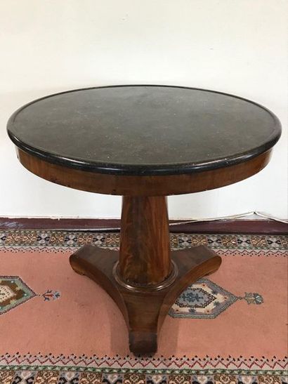 null Empire style pedestal table in mahogany and mahogany veneer, black marble top....