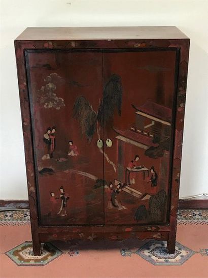 null Chinese lacquer cabinet with red background opening by two doors. 

Height 120...