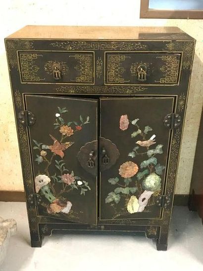 null Petit meuble ouvrant par deux portes et deux tiroirs en laque de Chine à décor...