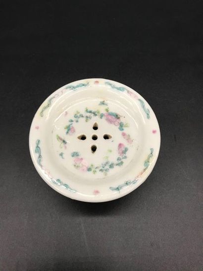 null CHINA.

Small porcelain perfume burner decorated with characters. 

Stamp underneath.

Very...