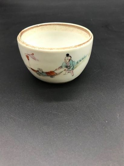 null CHINA.

Small porcelain perfume burner decorated with characters. 

Stamp underneath.

Very...