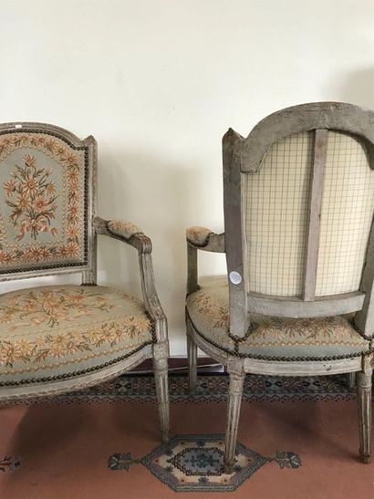 null Paire de fauteuils d'époque Louis XVI en bois laqué blanc, tapisserie au petit...