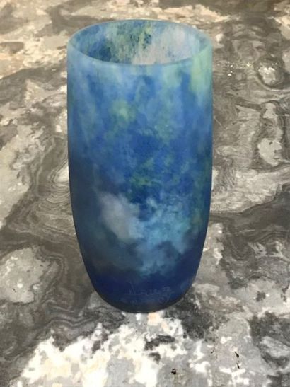 null DAUM Nancy

Vase en pate de verre dans les tons bleus

12,5cm

TBE

Signature...