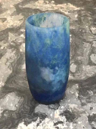 null DAUM Nancy

Glass paste vase in blue tones

12,5cm

TBE

Signature at the point...