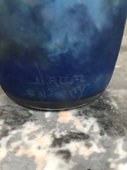 null DAUM Nancy

Vase en pate de verre dans les tons bleus

12,5cm

TBE

Signature...
