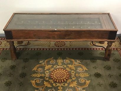 null India

Wood and metal coffee table

The tray formed by an old worked door

H....