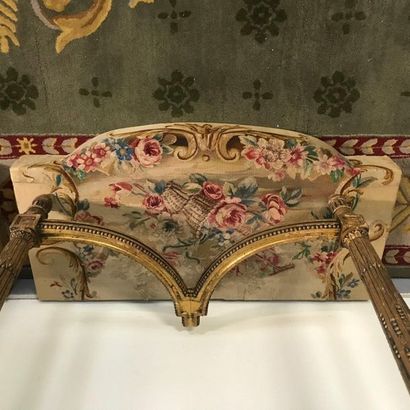 null Paire de consoles de style Louis XVI en bois sculpté et doré, dessus de marbre...