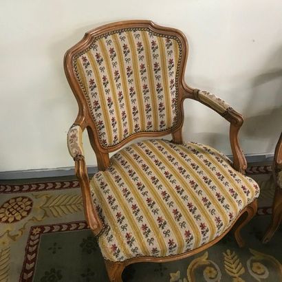 null Paire de fauteuils de Style Louis XV

Usures à la garniture

85 x 61 x 53 c...