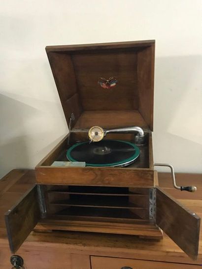 null PHRYNIS

Phonograph in box

In working order. 

Good condition. 

Boxes of needles...