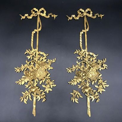 null Paire d'éléments décoratifs en bronze doré

à décor de paniers fleuris retenus...