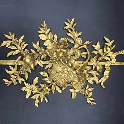 null Paire d'éléments décoratifs en bronze doré

à décor de paniers fleuris retenus...