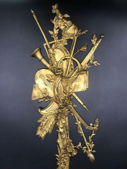 null Element de décoration en bronze doré

à décor de trophées musicaux retenus par...