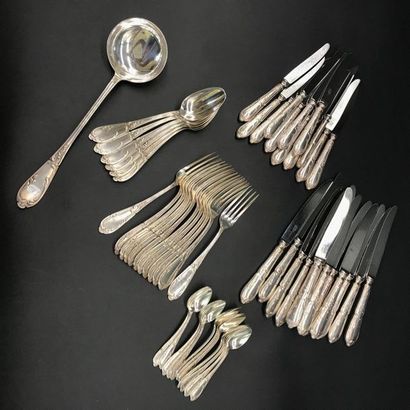 null Ménagère en métal argenté 

Modèle de style louis XV à coquille

- 12 fourchettes...