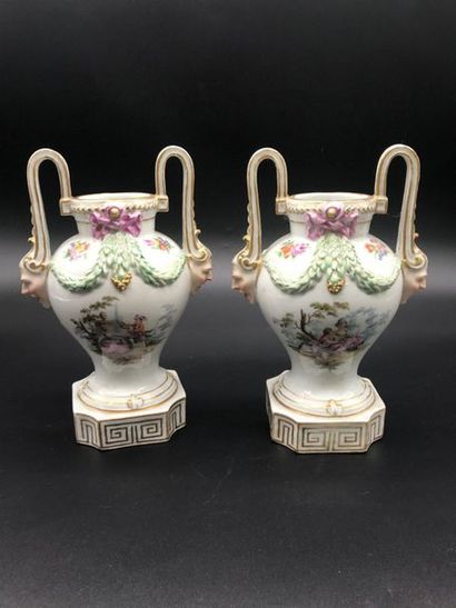 null Pair of porcelain vases decorated with gallant scenes and marquis' heads

Reported...