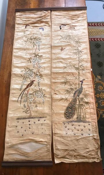 null Pair of Chinese embroideries on silk on roll

Around 1900

Wear