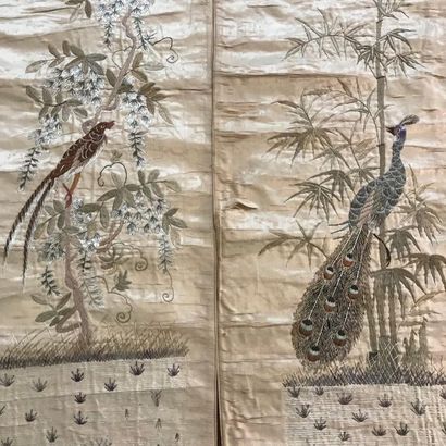null Pair of Chinese embroideries on silk on roll

Around 1900

Wear
