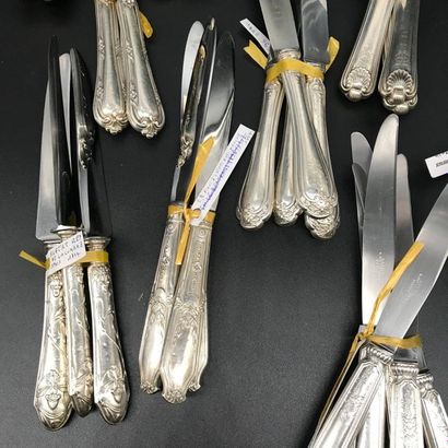 null Collection of table KNIFES gathered by model

Mostly stuffed silver

about 50...