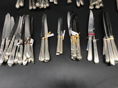 null Collection of table KNIFES gathered by model

Mostly stuffed silver

about 70...