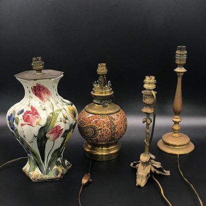 null Set of four feet of earthenware and bronze lamps. 

The vase painted with flowers...
