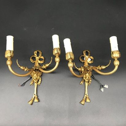 null Paire d'appliques en bronze doré à décor d'une tête de bélier soutenu par un...