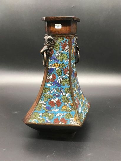 JAPON 
Vase en bronze cloisonné à pans coupés...