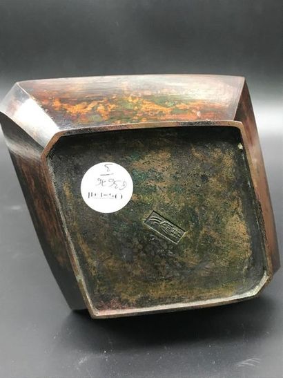 null JAPON

Vase en bronze cloisonné à pans coupés à motifs polychromes sur fond...