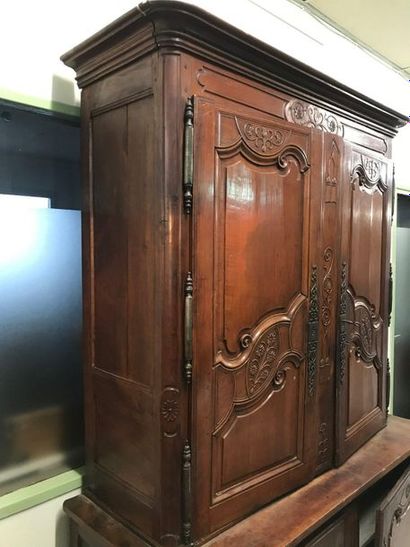 null Walnut double sideboard with carved decoration

It opens through four doors....
