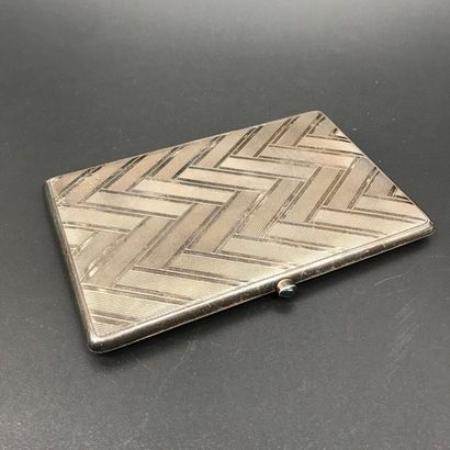 null ETUI A CIGARETTE en argent ciselé d'un décor géométrique, interieur en vermeil...