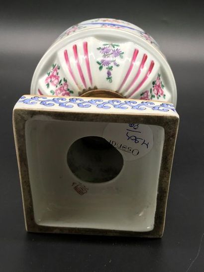 null SAMSON

Baluster-shaped vase of polychrome porcelain

Mark underneath

Height...