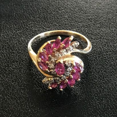 null BAGUE en or jaune 14k ornée de rubis et diamants dans un mouvement enroulé....