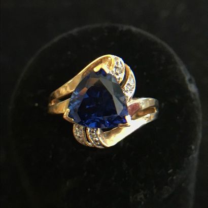null RING in 10k yellow gold decorated with a large sapphire (untested) and small...
