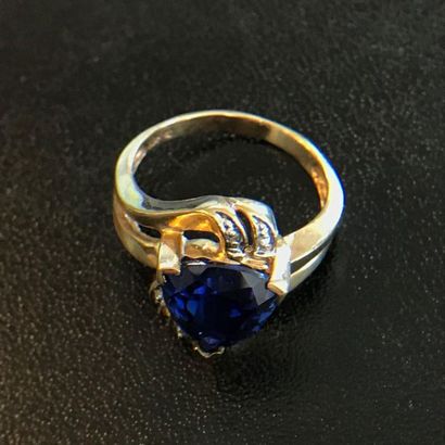 null RING in 10k yellow gold decorated with a large sapphire (untested) and small...