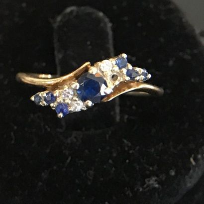 null RING in 14k yellow gold adorned with sapphires and diamonds. A small missing

TDD:...