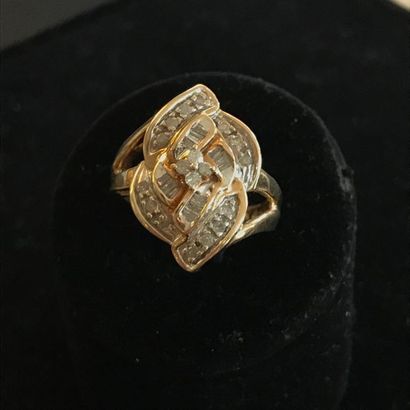 null RING in 10k yellow gold decorated with diamonds forming a stylized flower. 

TDD:...